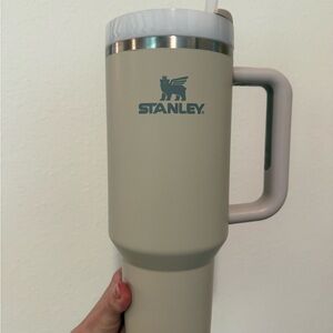 Stanley The Quencher H2.0 FlowState™ Tumbler (Soft Matte) - in Dune